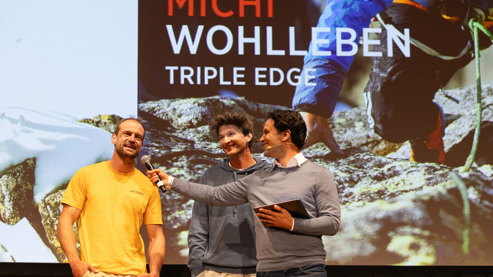Lukas Hinterberger und Michi Wohlleben werden vom Moderator auf der B&uuml;hne zu ihrem Film interviewt.